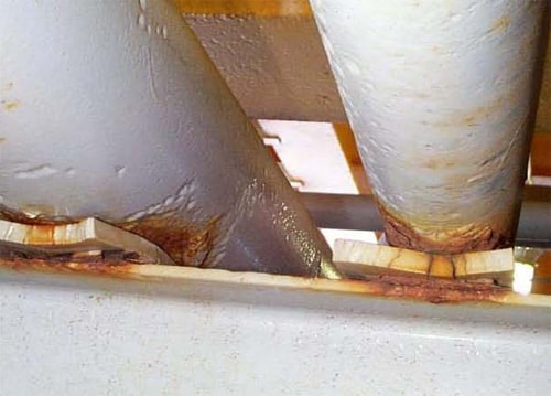 Corrosion under pipe support